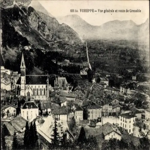 Ak Voreppe Isère, Panorama von  die Kirche, Straße nach Grenoble