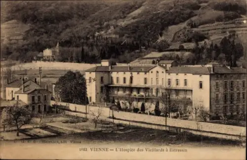 Ak Vienne sur le Rhône Vienne, Vorderansicht des Hospice des Vieillards, Gebäude in  Landschaft i