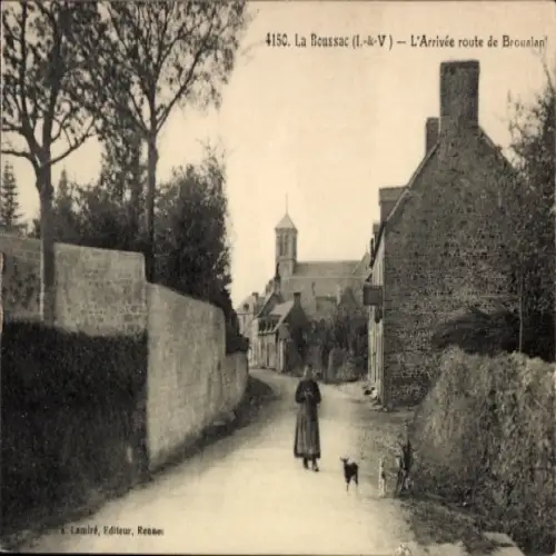 Ak La Boussac Ille et Vilaine, Eine Frau mit Hund, ländliche Straße, Häuser, Kirche