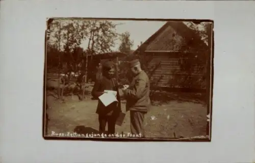 Foto Ak Russischer Zeitungsjunge an der Front, I. WK