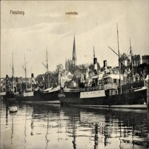Ak Flensburg in Schleswig Holstein, Schiffe, Flensburgs Innenhafen, Kirchturm, Hafenansicht
