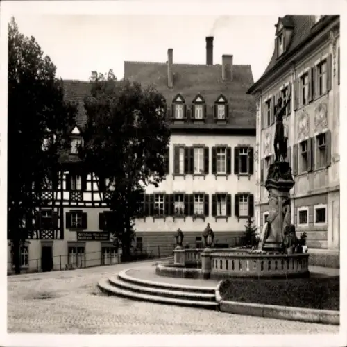 Ak Donaueschingen im Schwarzwald, Dianabrunnen,  Architektur, altmodische , Schwarz-Weiß-Optik