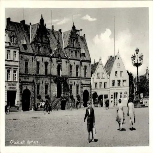 Ak Glückstadt an der Elbe, Rathaus,  Architektur, Menschen, Fahrräder, hellblauer Himmel