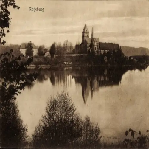 Ak Ratzeburg im Herzogtum Lauenburg, Blick auf  Kirche und Landschaft, ruhiger See