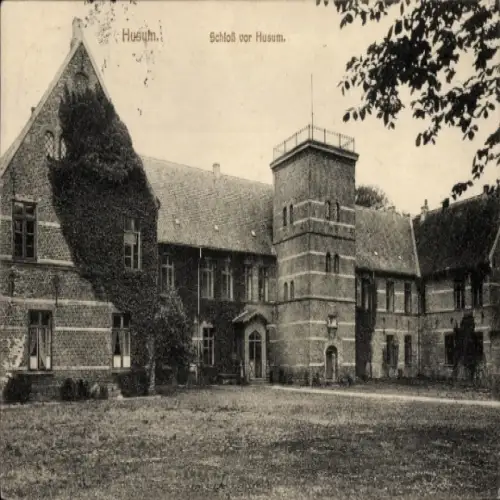 Ak Husum in Nordfriesland, Schloss   Architektur, von Efeu umrankt, ruhige Atmosphäre