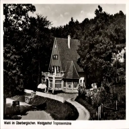 Ak Wiehl im Oberbergischen Kreis, Haus mit Satteldach, Waldgasthof Tropfsteinhöhle, gepflasterte 