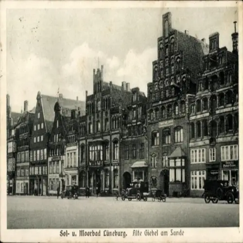 Ak Lüneburg in Niedersachsen, Schöne Altstadt,  Giebelhäuser, alte Fahrzeuge