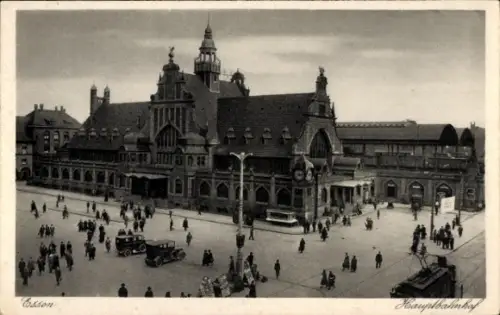 Ak Essen im Ruhrgebiet, Hauptbahnhof   Architektur, viele Fußgänger, alte Autos