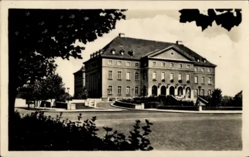 Ak Leuna an der Saale, Klubhaus der Werktätigen, VEB Leuna-Werke, Walter Ulbricht,  Architektur