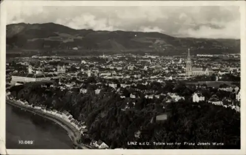 Ak Linz an der Donau Oberösterreich, Linz Panorama von der Franz Josefs Warte, Berglandschaft, St