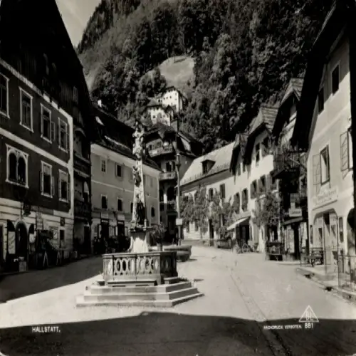 Ak Hallstatt im Salzkammergut Oberösterreich, Historischer Platz, Brunnen in der Mitte, alte Gebä