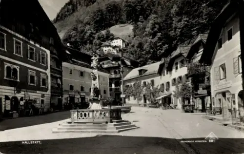 Ak Hallstatt im Salzkammergut Oberösterreich, Historischer Platz, Brunnen in der Mitte, alte Gebä