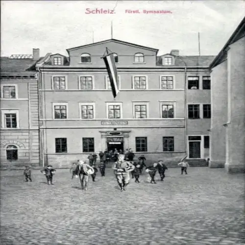 Ak Schleiz im Vogtland Thüringen, Fürstliches Gymnasium,  Architektur, Schülergruppe, Stadtansich