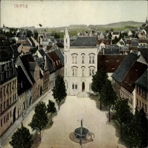 Ak Triptis in Thüringen, Städtische Ansicht, Rathaus, Brunnen, Bäume,  Architektur