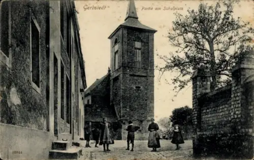 Ak Gerbstedt im Harzvorland, Schulplatz, Kirche, Menschen,  Aufnahme