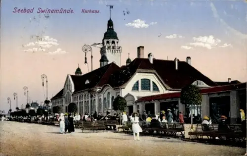 Ak Świnoujście Swinemünde Pommern, Seebad  Kurhaus, Menschen auf der Promenade