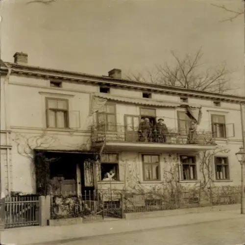 Foto Ak Jena, Wohnhaus, Anwohner am Fenster und auf dem Balkon