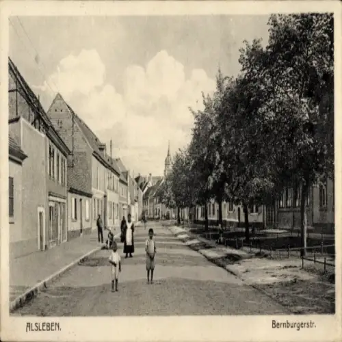 Ak Alsleben an der Saale, Bernburgerstr, Häuserzeilen, Kinder auf der Straße, Wolkenhimmel