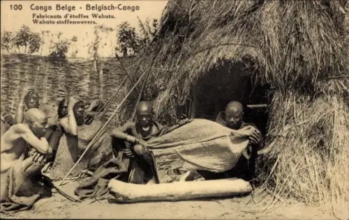 Ak Congo Belge DR Kongo Zaire, Foto von Wahutu-Stoffwebern, Strohhütte, Afrikanische Kleidung