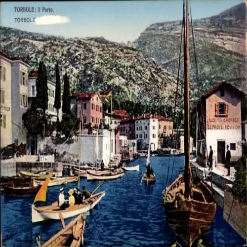 Ak Torbole Lago di Garda Trentino, Blick auf den Hafen, Boote im Wasser, Gebäude am Ufer, Bergkul