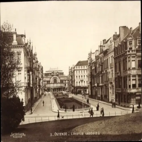 Ak Oostende Ostende Westflandern, Avenue Leopold II, elegante Gebäude, Parkanlage,  Ansicht