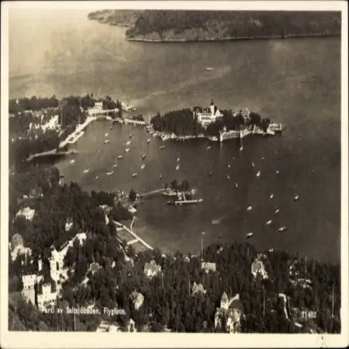 Ak Saltsjöbaden Schweden, Luftaufnahme von  viele Boote im Wasser, Wald, Gebäude