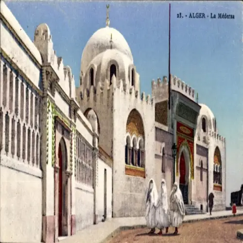 Ak Algier Alger Algerien, Médersa, weiße Architektur, Menschen in traditioneller Kleidung