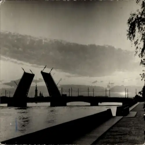 Ak Leningrad Sankt Petersburg Russland, Brücke, Wasser, Himmel, Nacht,  geöffnete Brücke