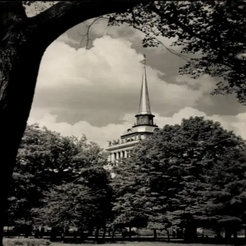 Ak Leningrad Sankt Petersburg Russland, Spitze eines Gebäudes, Bäume und Wolken, schwarz-weiß