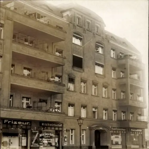 Foto Ak Berlin Prenzlauer Berg, Haus Stargarder Str. 39 Ecke Prenzlauer Allee, Friseur Paul Zirbeck
