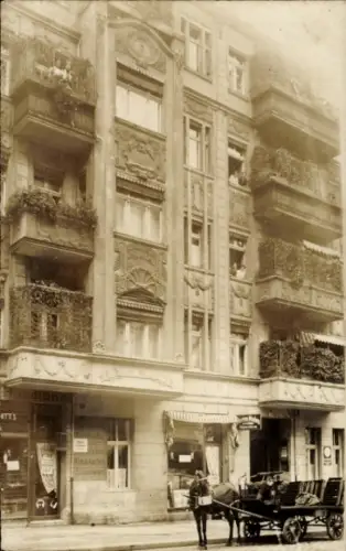 Foto Ak Berlin Prenzlauer Berg, Wohnhaus Christburger Straße 28, Geschäfte, Kutsche, Anwohner