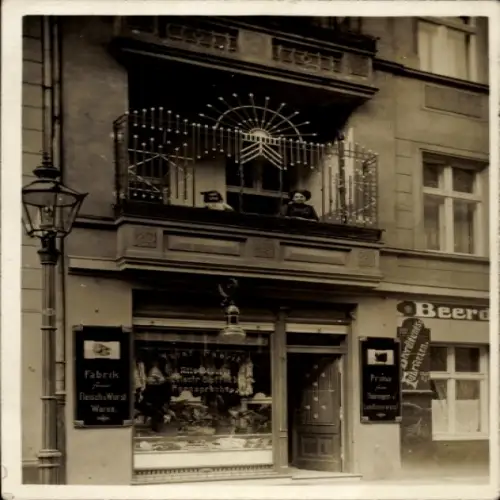 Foto Ak Berlin Neukölln, Fleischerei Kukephar, Weisestraße 8, Schaufenster, Anwohner auf Balkon