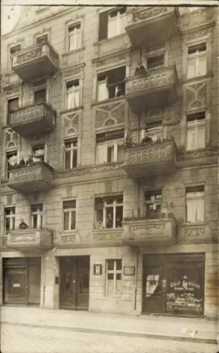 Foto Ak Berlin Prenzlauer Berg, Lychener Str. 28, Geschäft Arnold Gützlaff, Obst u. Gemüse, Anwohner