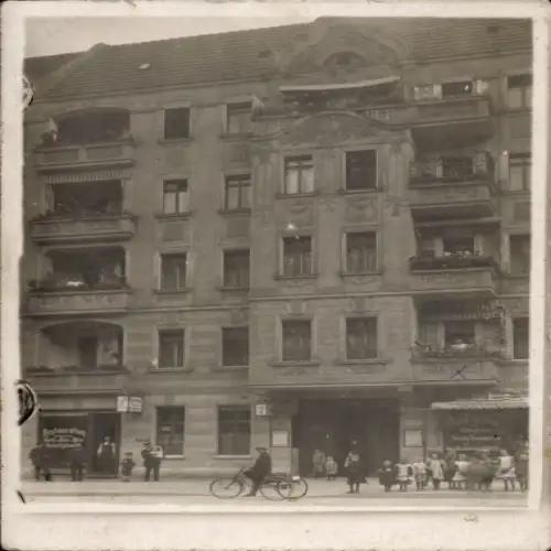Foto Ak Berlin Prenzlauer Berg, Haus Gleimstraße 26, Geschäfte, Anwohner, Fam. Ehlert, Kindergruppe