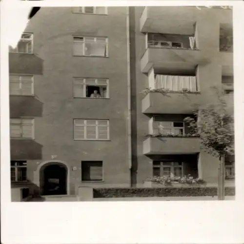 Foto Ak Berlin Lichtenberg Friedrichsfelde, Wohnhaus Capriviallee 48, Anwohner am Fenster