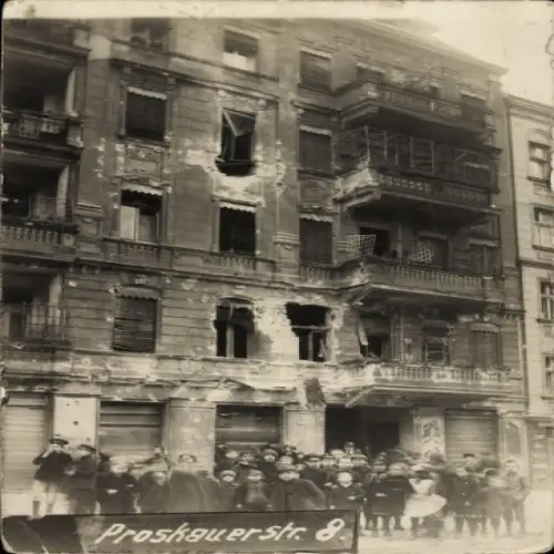 Foto Ak Berlin Friedrichshain, Wohnhaus Proskauer Straße 8, Zerstörung nach Straßenkämpfen, Kinder