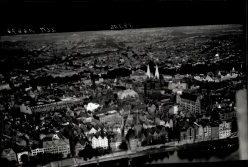 Ak Hansestadt Bremen, Stadtansicht von oben, ein Fluss ist zu sehen, viele Haeuser, eine Kirche.