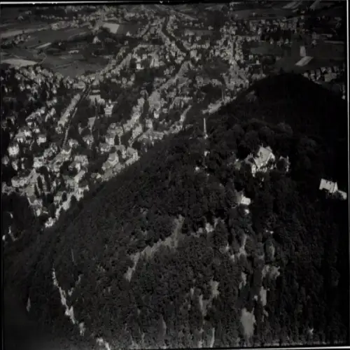 Ak Bad Harzburg am Harz, Blick auf  im Hintergrund der bewaldete Burgberg