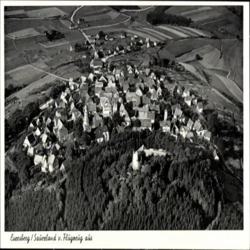 Ak Eversberg Meschede im Sauerland, Fliegeraufnahme vom Ort