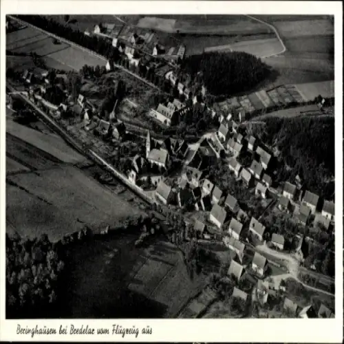Ak Beringhausen Marsberg im Sauerland, Luftbild von Beringhausen, grüne Landschaft, zahlreiche Hä