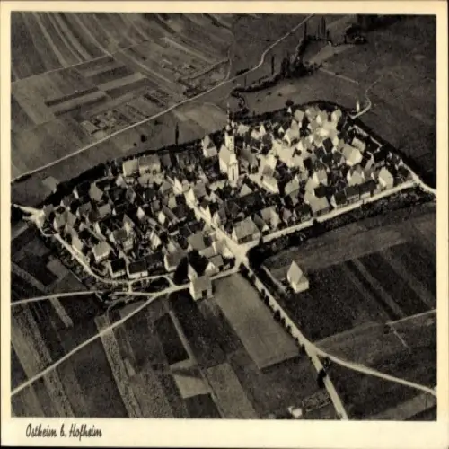Ak Ostheim Malsfeld in Hessen, Luftaufnahme von Ostheim, Kirche im Zentrum, ländliche Umgebung