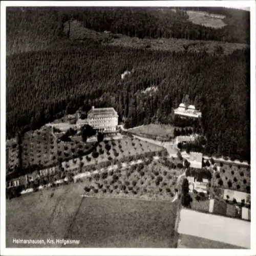Ak Hofgeismar in Hessen, Luftaufnahme eines Sanatoriums, umgeben von Wäldern und Gärten,  Atmosph