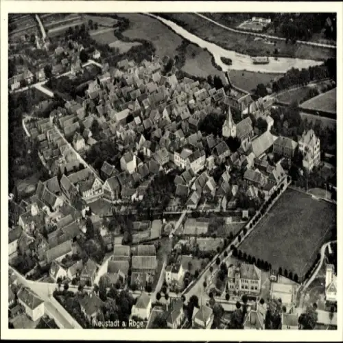 Ak Neustadt am Rübenberge, Luftaufnahme der Stadt, zahlreiche Gebäude, Kirche, Fluss