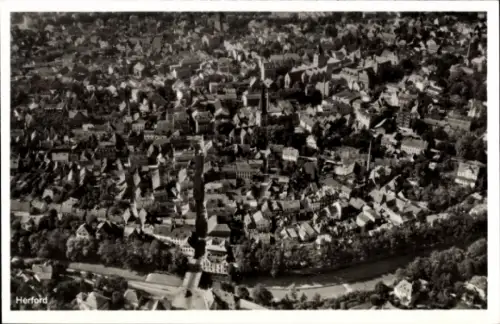 Ak Herford in Westfalen, Luftaufnahme von  zahlreiche Dächer und Gebäude, Fluss im Vordergrund
