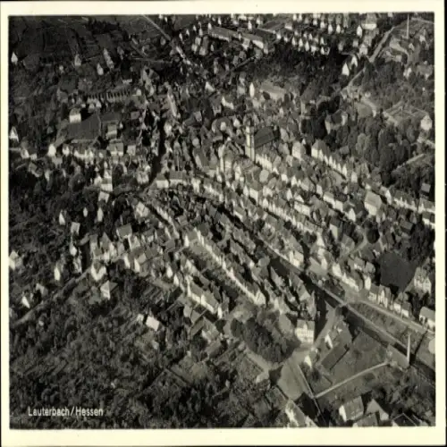 Ak Lauterbach in Hessen, Luftaufnahme von  Hessen, dichte Bebauung, Wege und Vegetation