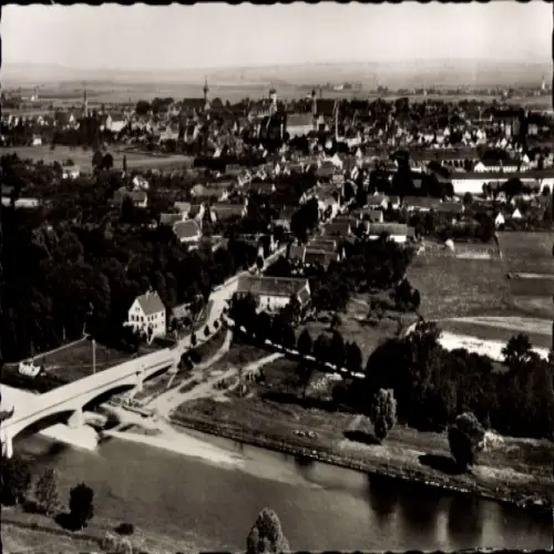 Ak Dillingen an der Donau , Luftaufnahme von Dillingen, Stadtansicht mit Fluss und Brücke