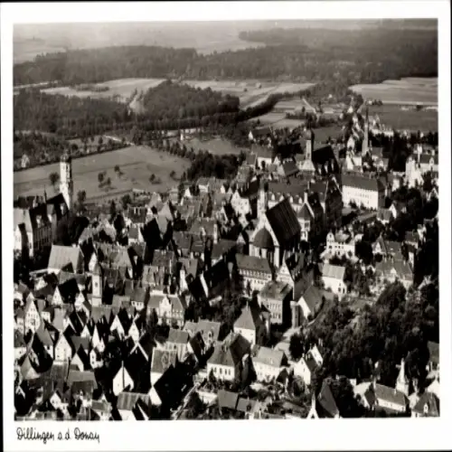 Ak Dillingen an der Donau , Luftaufnahme, Stadtansicht, viele Häuser, ländliche Umgebung,  Gebäud