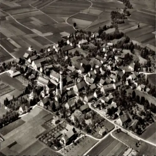 Ak Raisting Oberbayern, Luftaufnahme von  landwirtschaftliche Flächen, Wohngebäude, Dorfansicht
