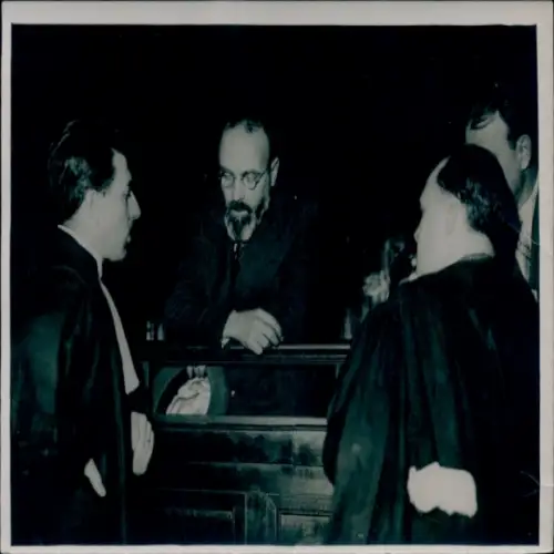 Foto Assises d'Aix en Provence, Mauguer conversant avec son Avocat