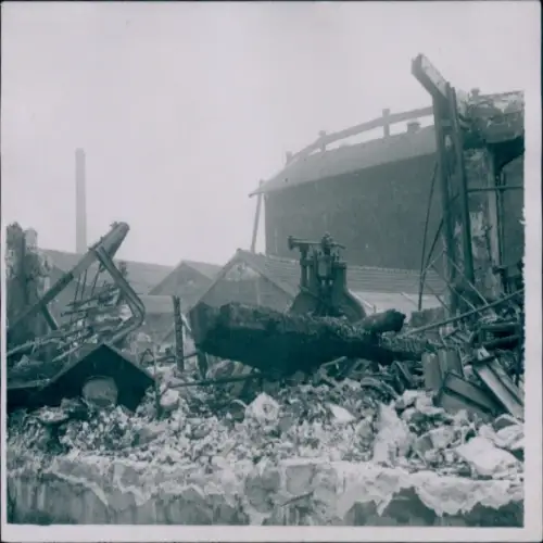 Foto Clichy Hauts de Seine, Zerstörungen am Ort, Brandkatastrophe